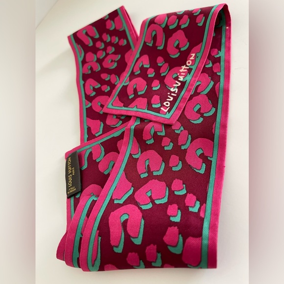 Louis Vuitton Leopard 100% Silk Twilly - Picture 7 of 8